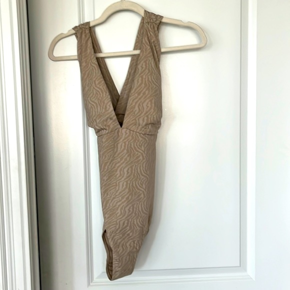 Stunning full piece Bathing suit with gold leaf on the back (tiny) - Picture 4 of 8